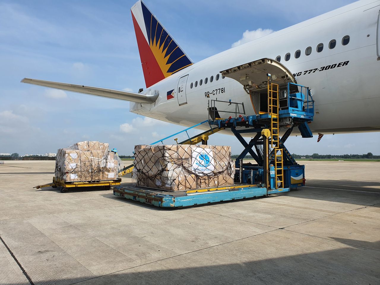 Beranda Cargo being loaded onto a commercial airplane at an airport in Ho Chi Minh City, Vietnam.